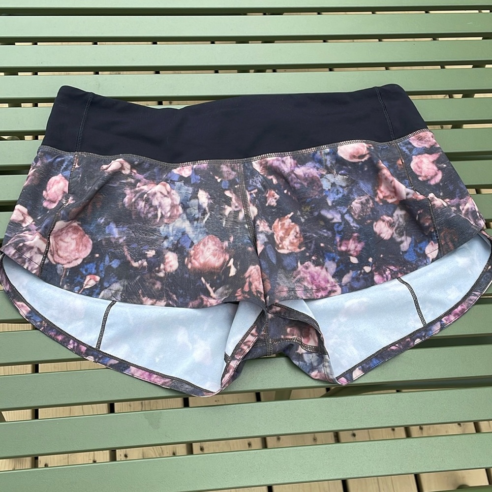 Lululemon Speed Up Short 2.5” Frosted Rose Multi Black  W7AR6R   Size 6